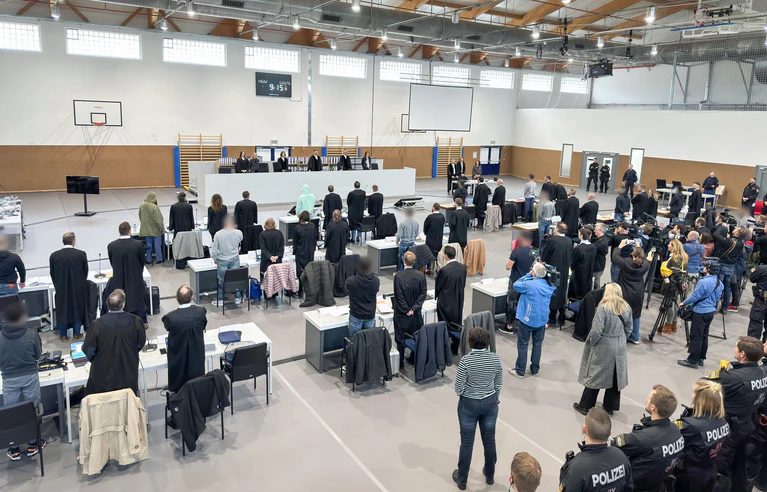 Wegen der Vielzahl an Angeklagten wurde ein Prozess gegen Automatensprenger in Bamberg in eine Turnhalle verlagert. (Archivbild) — © Daniel Löb/dpa