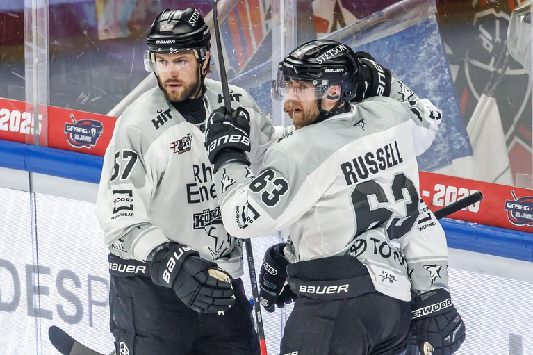 Patrick Russell traf beim Haie-Sieg gegen Berlin doppelt. — © Andreas Gora/dpa
