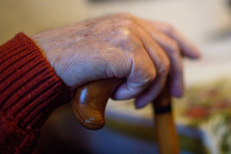 Die Frau gab sich als Pflegekraft aus und soll sich so das Vertrauen des Rentners erschlichen haben. (Symbolbild) — © Klaus-Dietmar Gabbert/dpa