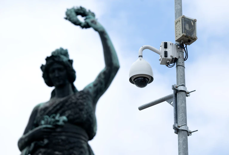 Videoüberwachung ist schon lange Alltag in Bayern – die Zahl der Kameras ist deutlich gestiegen in den vergangenen Jahren. (Symbolbild) — © Sven Hoppe/dpa