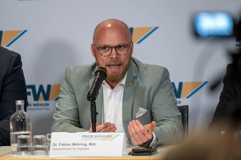 Bayerns Digitalminister Fabian Mehring fordert ein fixes Ablaufdatum für alle analogen Verwaltungsprozesse. (Archivbild) — © Pia Bayer/dpa
