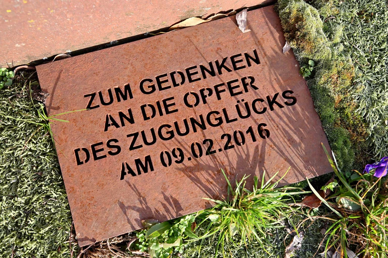 Eine Gedenkstätte erinnert an das Zugunglück. (Archivbild) — © Peter Kneffel/dpa