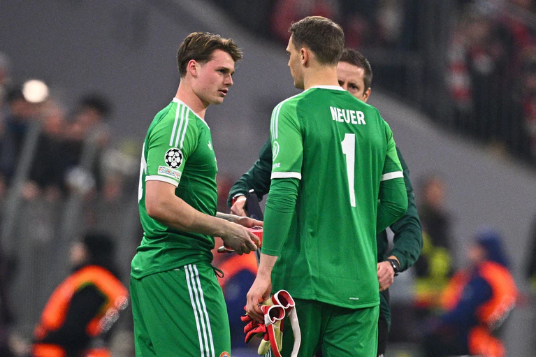 Jonas Urbig (l) gibt sein Debüt für den FC Bayern. — © Tom Weller/dpa