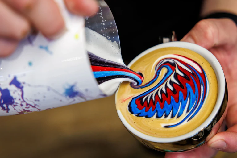 Herz im Milchschaum? Lieber ein buntes Muster. — © Daniel Karmann/dpa