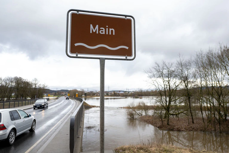 Vor allem in Nordbayern gibt es Überschwemmungen. — © Pia Bayer/dpa