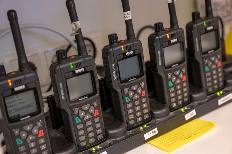 Eine bundesweite Störung des Digitalfunks hat auch Bayern getroffen (Symbolbild). — © Peter Kneffel/dpa
