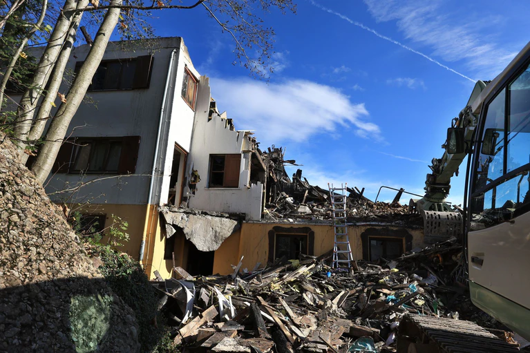 Nach dem Großbrand im Ferienort Balderschwang haben die Aufräumarbeiten begonnen. — © Karl-Josef Hildenbrand/dpa