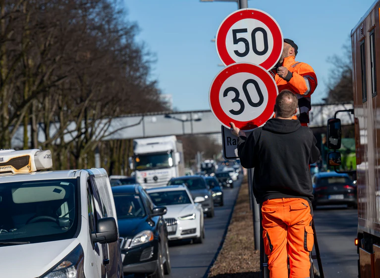 Ende Februar waren an der Landshuter Allee nach viel Hin und Her wieder Tempo-30-Schilder montiert worden. (Archivbild) — © Peter Kneffel/dpa