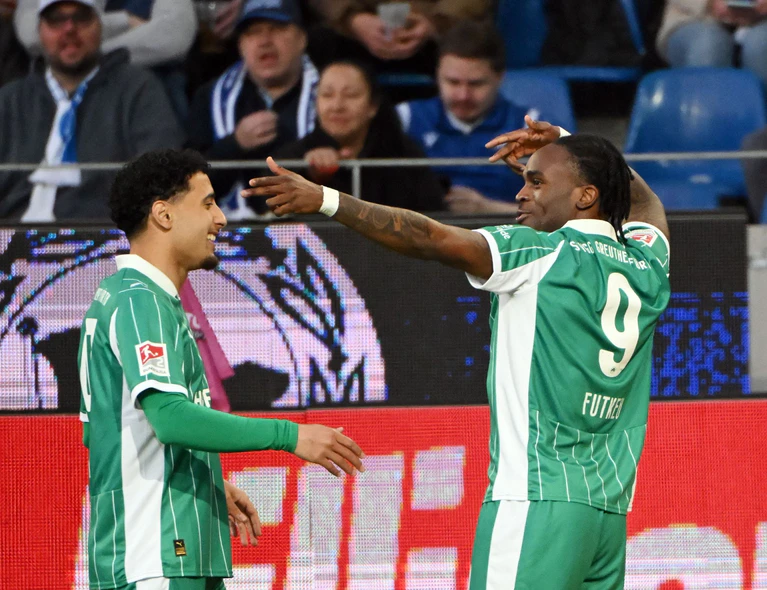Ein Grund zum Feiern: Noel Futkeu trifft zum 1:0 für Fürth.  — © Uli Deck/dpa