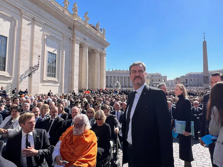 Der bayerische Ministerpräsident Markus Söder nahm an der Trauerfeier für Papst Franziskus auf dem Petersplatz teil. — © Bayerische Staatskanzlei/dpa