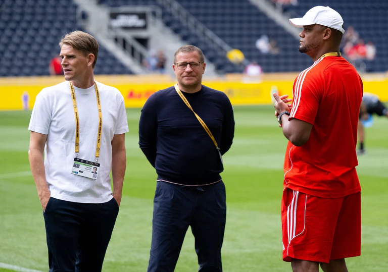 Viele Transferfragen müssen Trainer Vincent Kompany (r), Sportvorstand Max Eberl (M) und Sportdirektor Christoph Freund auch in den USA beantworten.  — © Sven Hoppe/dpa