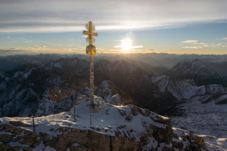 Zum Saisonstart auf der Zugspitze am 28. November soll das Kreuz wieder an seinem Platz auf dem Gipfel sein. — © Peter Kneffel/dpa