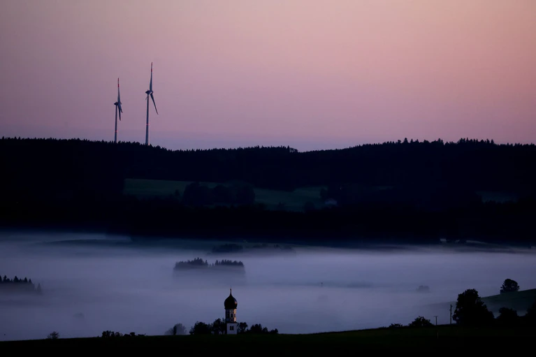 Zwei Windräder in Bayern - im ersten Halbjahr hat sich der Zubau verdoppelt. Das klingt besser als es ist. (Archivbild) — © Karl-Josef Hildenbrand/dpa