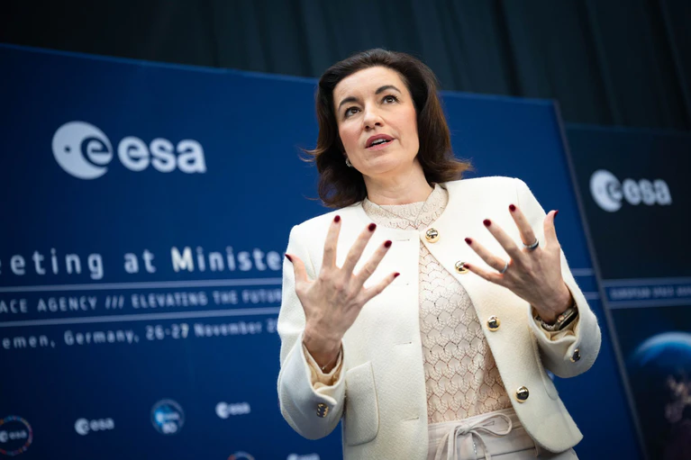 Bundesforschungsministerin Dorothee Bär würde gerne zum Mond fliegen. (Archivbild) — © Sina Schuldt/dpa