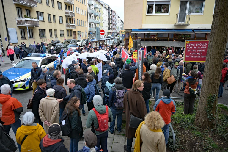 Rund 300 Menschen nahmen an einer Solidaritätskundgebung teil. — © Malin Wunderlich/dpa