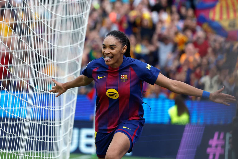  Salma Paralluelo jubelt früh für Barcelona gegen den FC Bayern.   — © Joan Monfort/AP/dpa