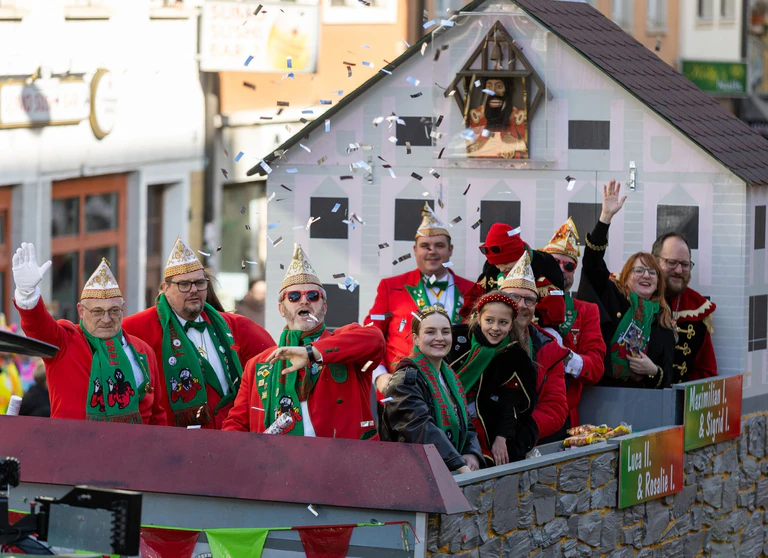 Der Faschingsumzug in Würzburg gehört zu den bekanntesten in Bayern. — © Julien Becker/dpa