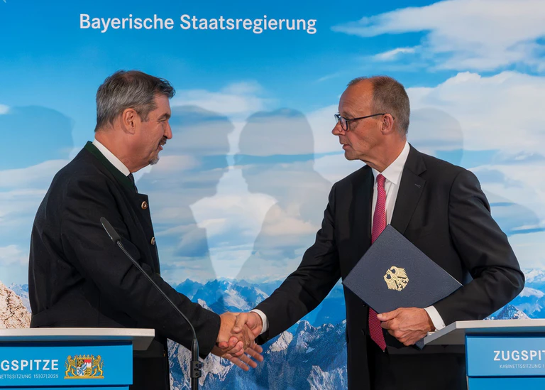 Bei seinem Besuch auf der Zugspitze sprach sich Kanzler Merz auch dafür aus, die seit mehr als einem Jahr ausstehende Hilfsbeteiligung des Bundes für die Schäden des verheerenden Hochwassers im Juni 2024 zu prüfen. — © Peter Kneffel/dpa