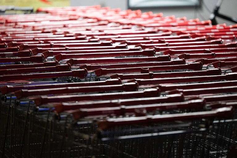 Der Hersteller von Einkaufswagen Wanzl will zwei seiner deutschen Werke schließen. (Symbolbild)  — © Sebastian Kahnert/dpa