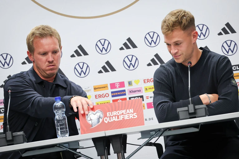 Joshua Kimmich (r) macht sich über die Transfersummen im Fußball seine Gedanken.  — © Christian Charisius/dpa