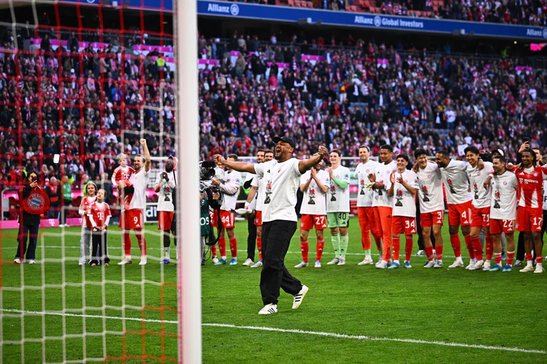 Vincent Kompany geht nach der gewonnenen Meisterschaft aus sich heraus. — © Tom Weller/dpa
