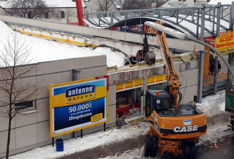 Glimpflich endete ein Dacheinsturz eines Supermarkts in Töging. (Archivbild) — © Armin Weigel/dpa
