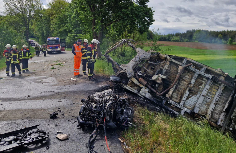 Der Kleintransporter brannte vollständig aus. — © -/Kreisbrandinspektion Cham/dpa