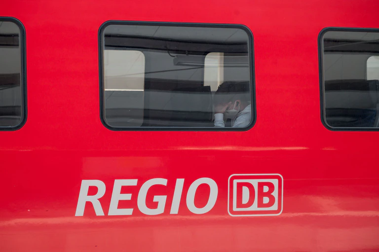 Für die Bahnstrecke München - Regensburg - Hof wird ein neuer Betreiber für die Zeitspanne 2028 bis 2043 gesucht. Aktuell wird die Strecke von der DB Regio bedient. (Symbolbild) — © Daniel Vogl/dpa