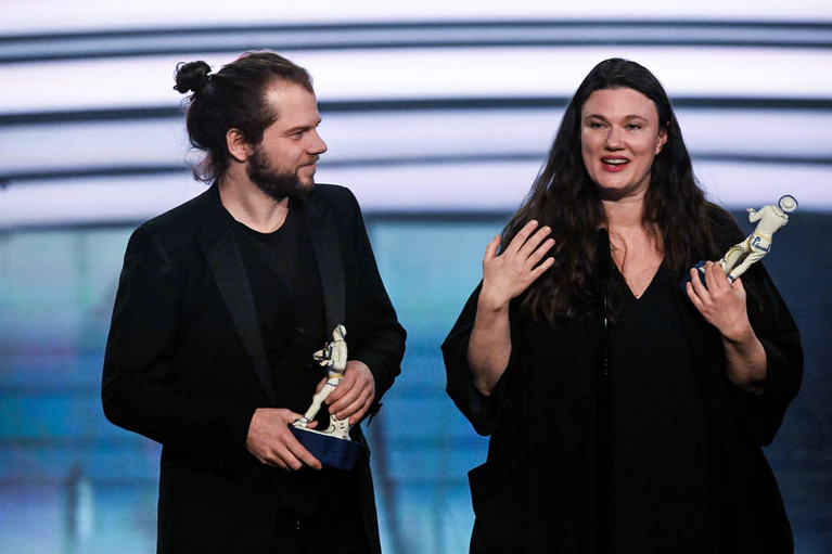 Privat und beruflich ein Paar: Für den Film «In die Sonne schauen» bekam Mascha Schilinski den Regiepreis und Fabian Gamper den Preis für Bildgestaltung. — © Felix Hörhager/dpa