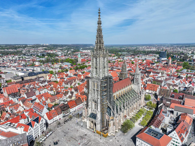 Ulm hat nicht mehr den höchsten Kirchturm der Welt. (Archivbild)  — © Jason Tschepljakow/dpa