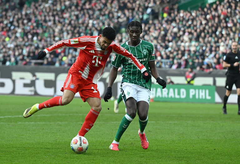 Im Zweikampf: Werders Karim Coulibaly (r) und Luis Díaz vom FC Bayern München.  — © Carmen Jaspersen/dpa