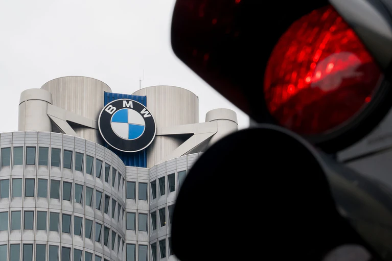 Die von den USA angekündigten Autozölle könnten unter anderem BMW bremsen. (Archivbild) — © Tobias Hase/dpa