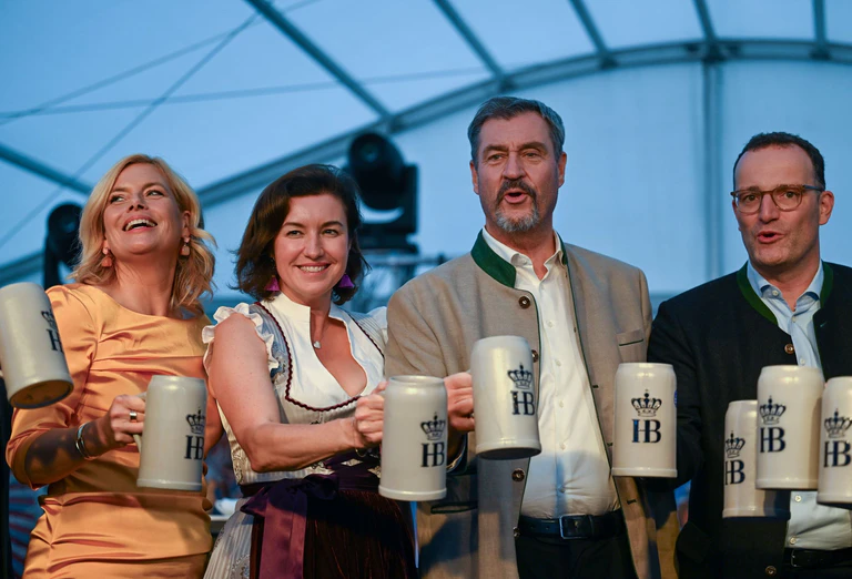 Die ersten Maßkrüge mit frisch gezapftem Oktoberfestbier gingen an die politische Prominenz — © Soeren Stache/dpa
