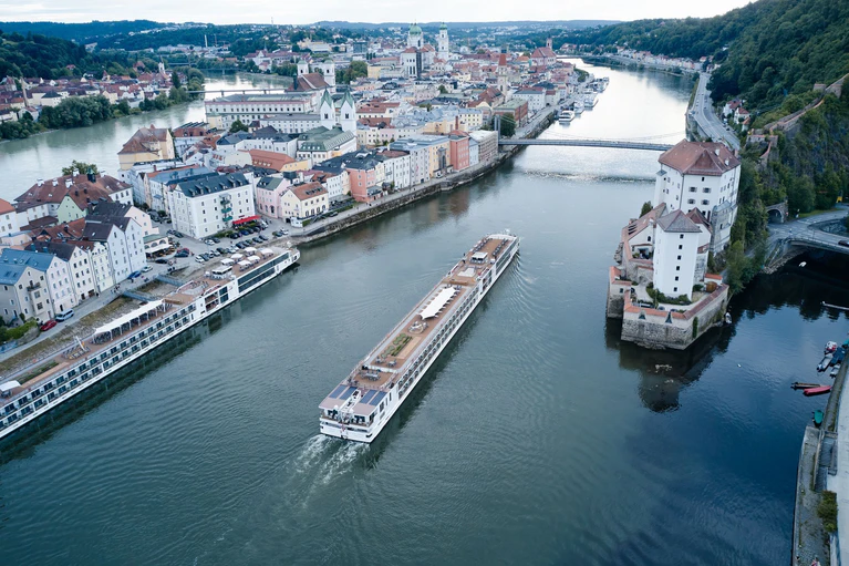 Jährlich kommen mehr als 3.000 Flusskreuzfahrtschiffe im Bereich Passau an. (Symbolbild) — © Tobias Köhler/dpa/dpa-tmn