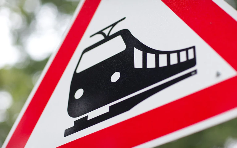 Bei Rosenheim ist ein Bahnwaggon entgleist. (Symbolbild) — © Friso Gentsch/dpa