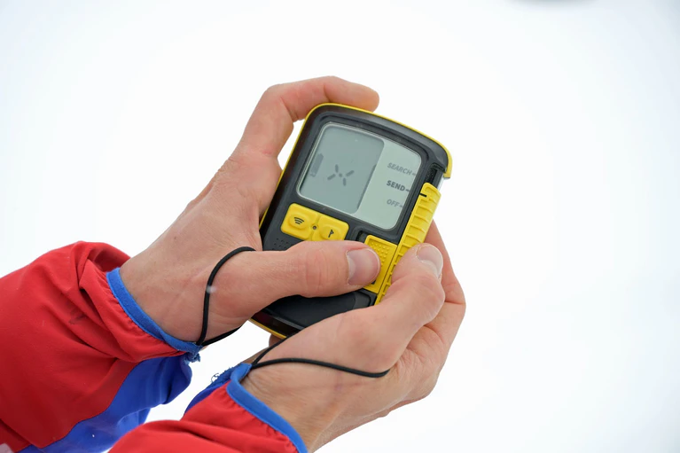 Ein Lawinenverschüttetensuchgerät (LVS) gehört zur Ausrüstung und ermöglicht die Ortung von Opfern unter der Schneedecke.  — © Malin Wunderlich/dpa