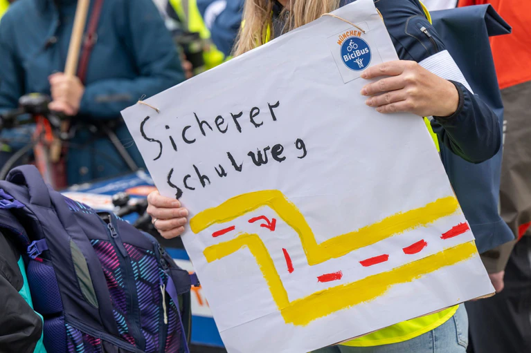 Vielerorts setzen sich Eltern für einen sicheren Schulweg ein. (Symbolbild) — © Peter Kneffel/dpa