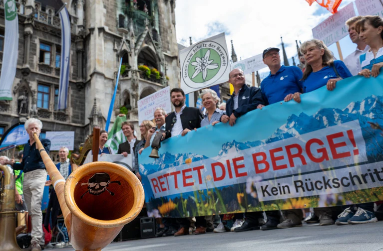 Mit Alphörnen gegen das neue Gesetz: Protestaktion auf dem Münchner Marienplatz. — © Leonie Asendorpf/dpa