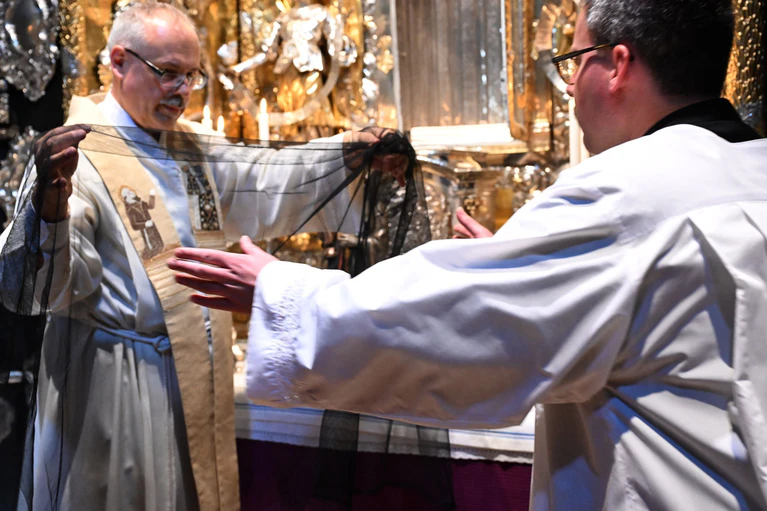 Die berühmte Schwarze Madonna wird mehrfach im Jahr umgekleidet - nach Karfreitag wird der schwarze Schleier entfernt. — © Felix Hörhager/dpa