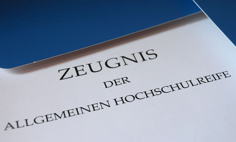 Heuer haben in Bayern nur sehr wenige Gymnasiastinnen und Gymnasiasten Abitur gemacht. (Symbolbild) — © Karl-Josef Hildenbrand/dpa