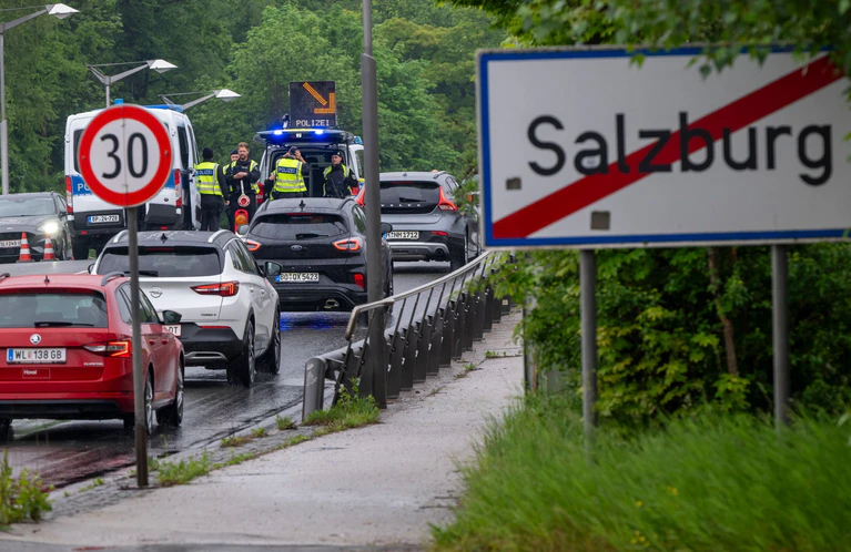 Auf einer Brücke zwischen Freilassing und Salzburg richtete die Bundespolizei wieder einen festen Kontrollpunkt ein.  — © Peter Kneffel/dpa