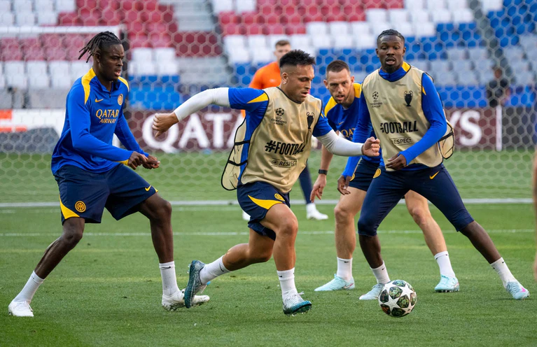 Daumendrücken für Nationalspieler Yann Aurel Bisseck (l), hier beim Abschlusstraining von Inter Mailand in München. — © Peter Kneffel/dpa