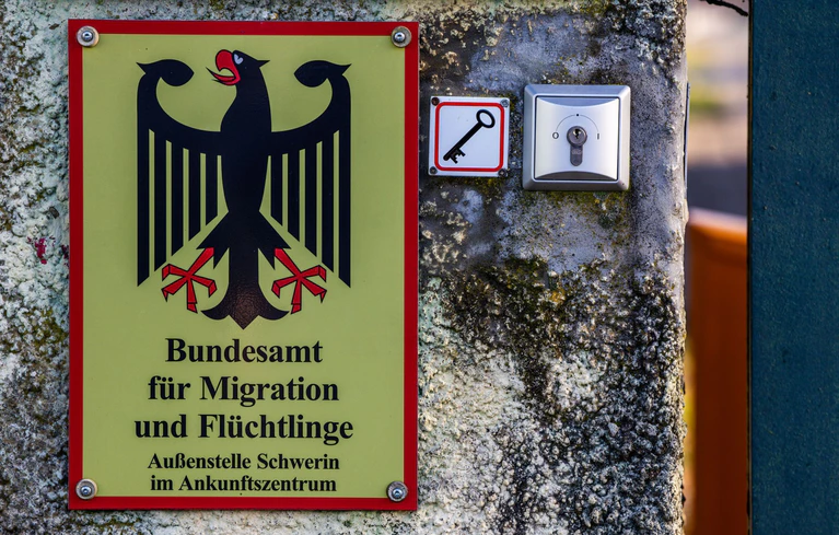 Im Jahr 2024 ist die Zahl der Asylanträge in Deutschland deutlich zurückgegangen (Archivbild). — © Jens Büttner/dpa
