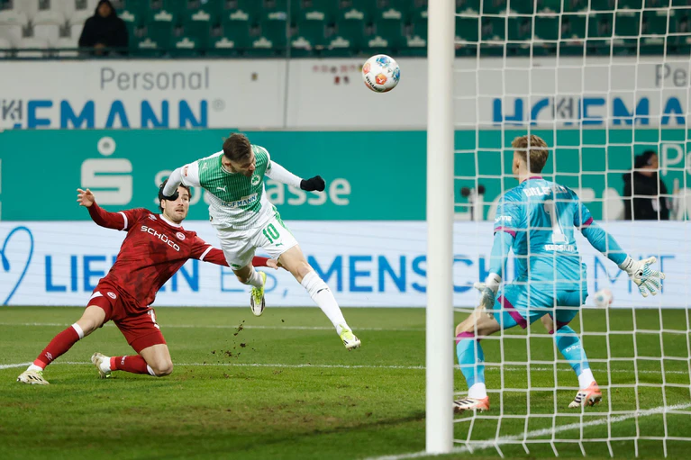 Fürths Kapitän Branimir Hrgota (M) köpft das frühe 1:0. — © Heiko Becker/dpa