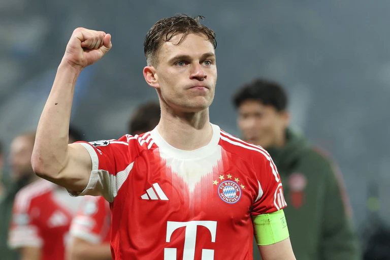 Kimmich feiert den Sieg - und fehlt im Rückspiel gesperrt. — © Jan Woitas/dpa