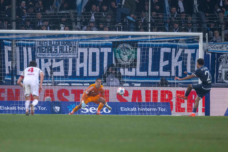 Francis Onyeka verwandelt gegen den Torwart Jan Reichert in der 72. Minute Bochums Elfmeter zum 1:1. — © David Inderlied/dpa