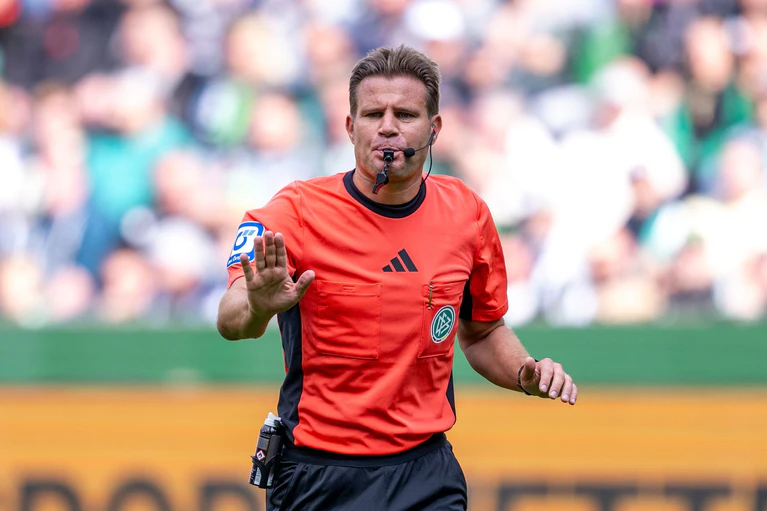 Zum Saisonende ertönt bei Felix Brych der Abpfiff.  — © David Inderlied/dpa