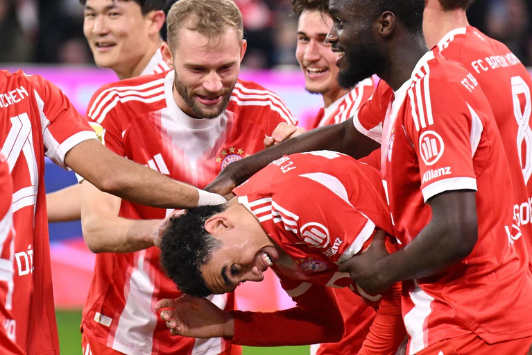 Der FC Bayern um die Torschützen Konrad Laimer und Jamal Musiala (m) bejubelt den nächsten Sieg auf dem Weg zum Titel. — © Harry Langer/dpa