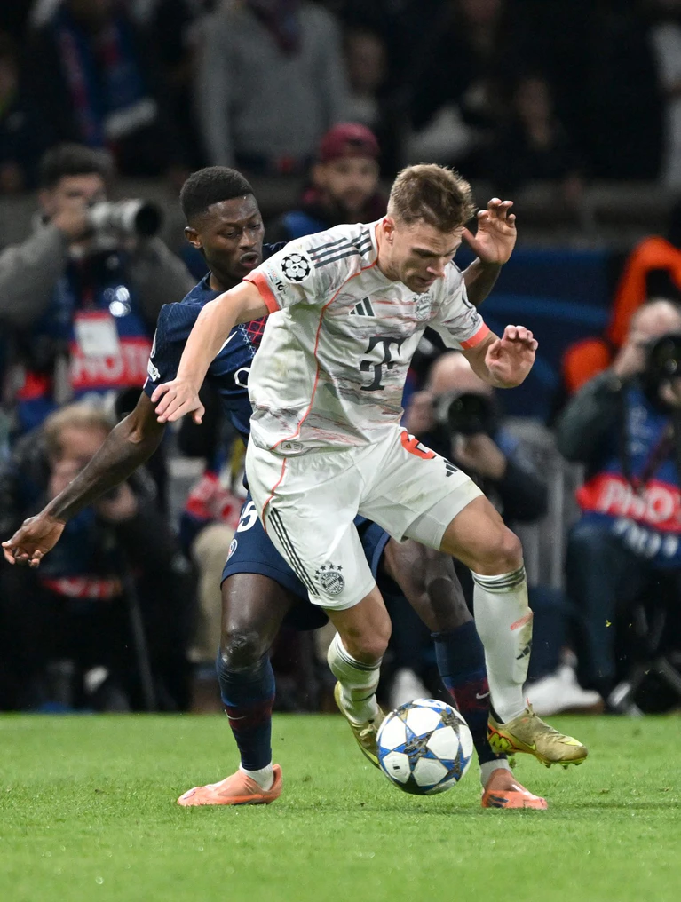 Joshua Kimmich in seinem 100. Champions-League-Spiel in Aktion gegen Nuno Mendes . — © Federico Gambarini/dpa