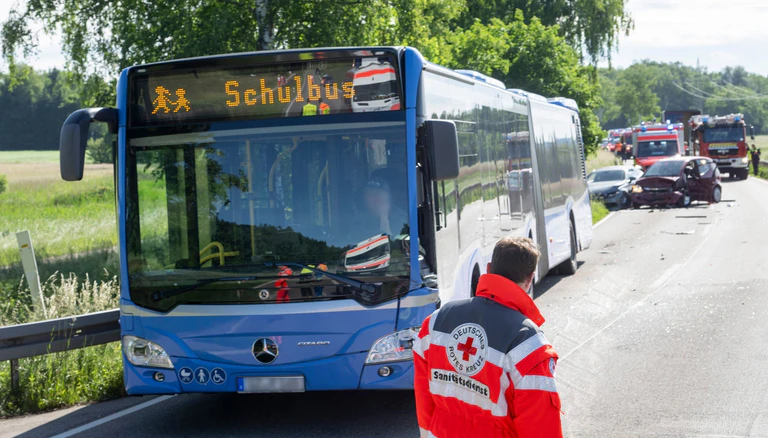 Ein mit 94 Kindern besetzter Schulbus wurde in einen Verkehrsunfall verwickelt. — © Stefan Puchner/dpa